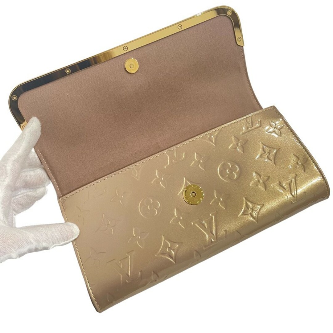 LOUIS VUITTON(ルイヴィトン)のLOUIS VUITTON ルイヴィトン ヴェルニ ロスモアMM クラッチバッグ ベージュプードル M91757【新品同様】12403K302 レディースのバッグ(クラッチバッグ)の商品写真