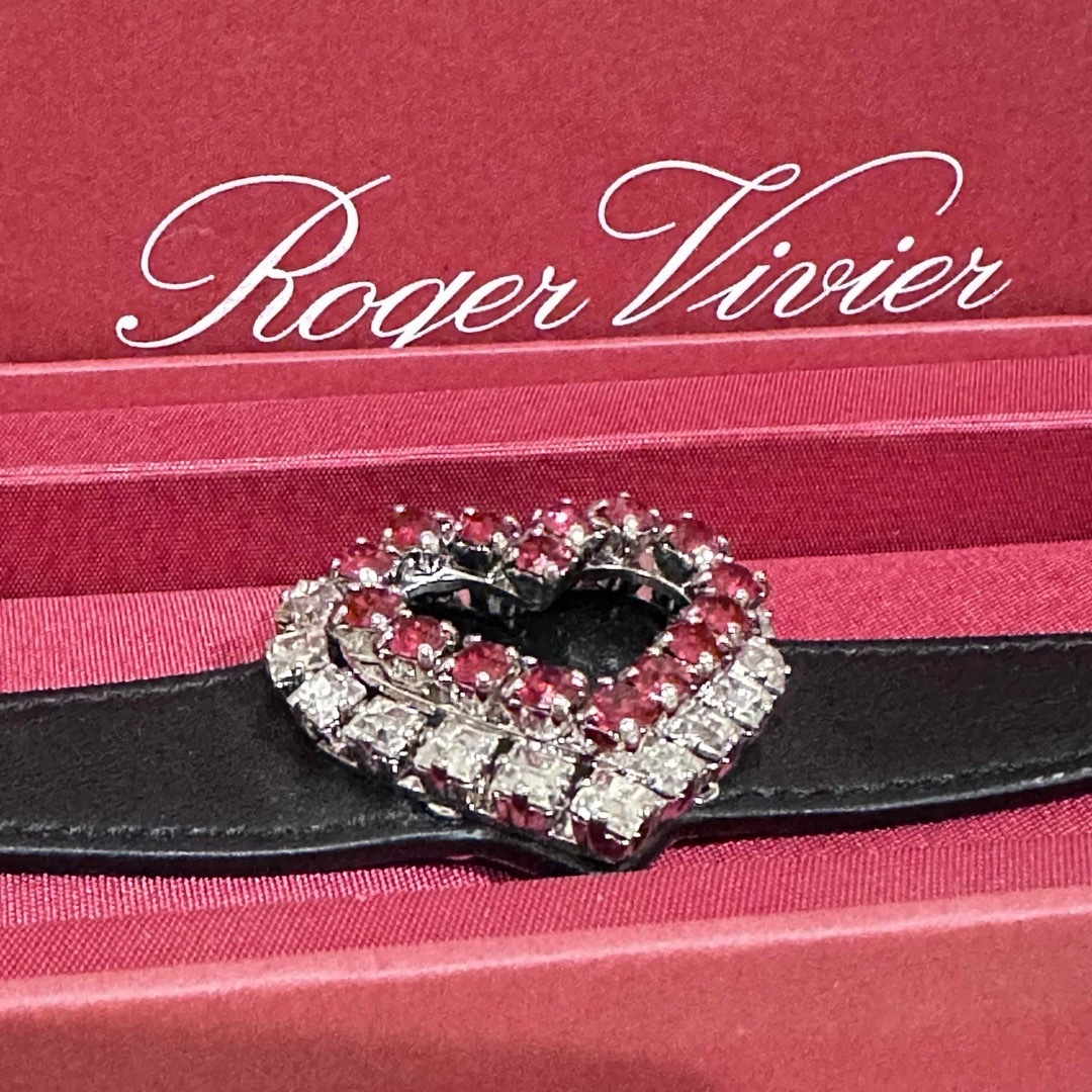 ROGER VIVIER(ロジェヴィヴィエ)のRoger Vivierダブルハートビジューバックル バングルブレスレット レディースのアクセサリー(ブレスレット/バングル)の商品写真