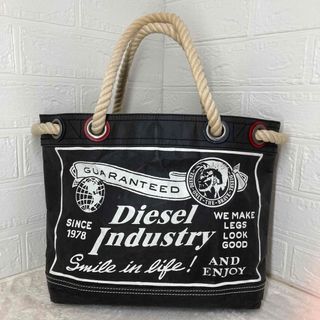 紙素材で作られたトートバッグスタイリッシュなデザインDIESEL 