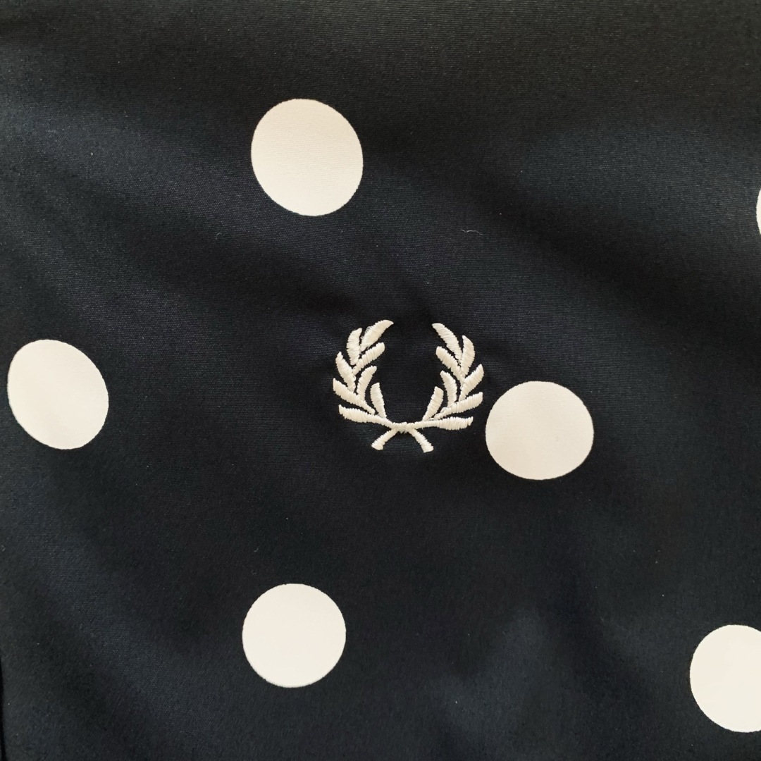 FRED PERRY(フレッドペリー)の新品 フレッドペリー ドット柄シャツドレス ワンピース ゆったりMサイズ 黒白 レディースのワンピース(ひざ丈ワンピース)の商品写真