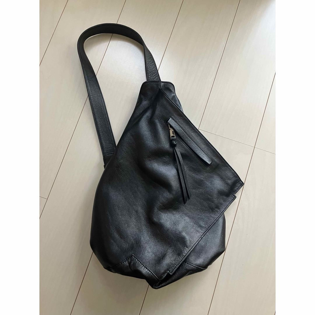 【美品】高品質本革製ボディバッグ　リュック　ワンショルダー　黒 レディースのバッグ(リュック/バックパック)の商品写真