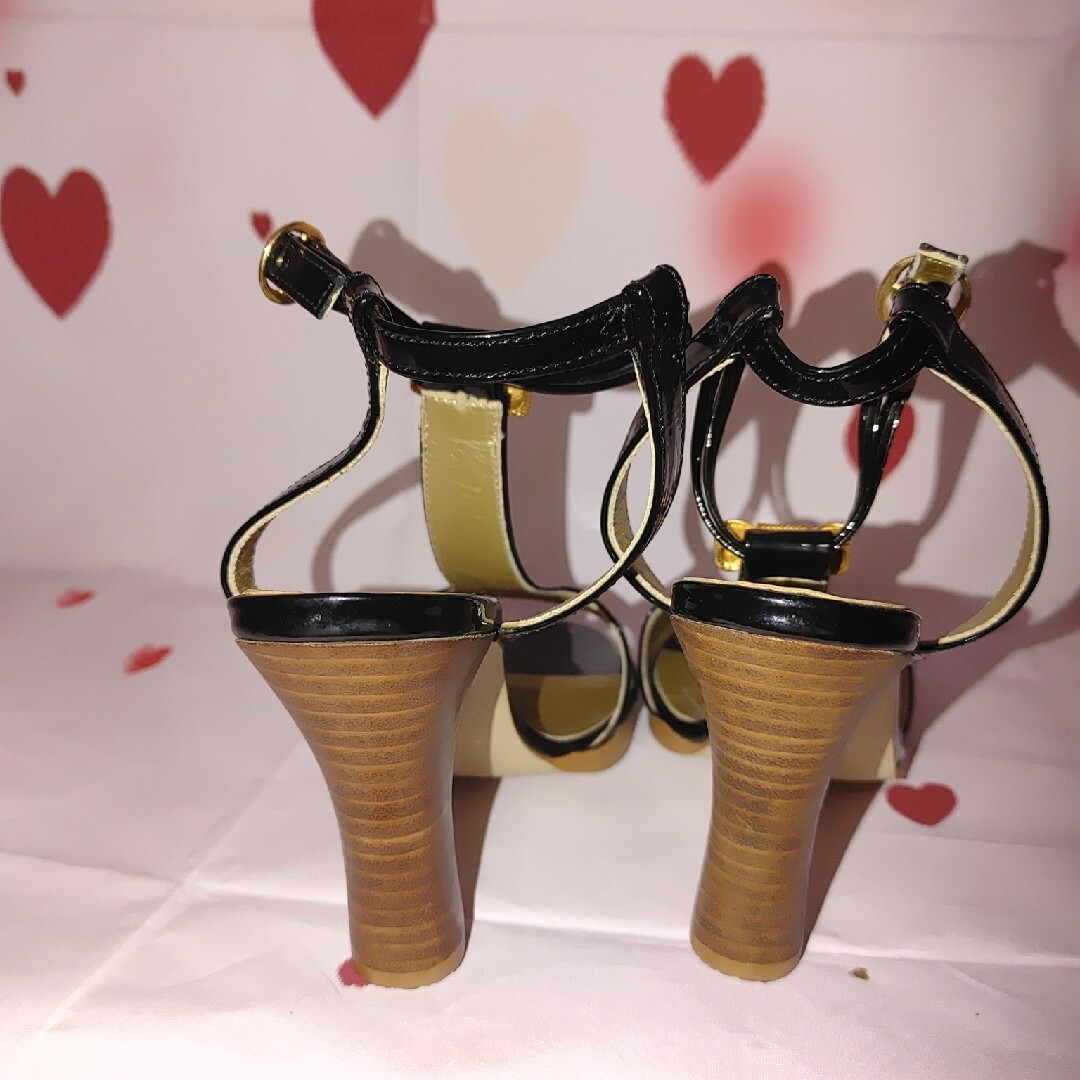 leur logette(ルールロジェット)のブラックエナメルサンダルゴールドおリボンアンクルストラップ レディースの靴/シューズ(サンダル)の商品写真