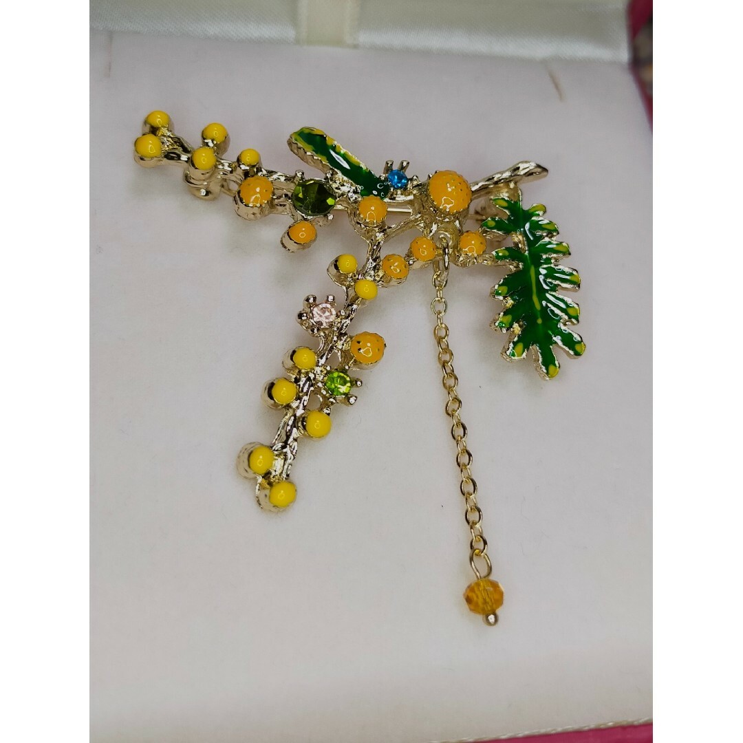 新品💛ミモザ💛ブローチ💛ビジュー💛お花フラワー💛 レディースのアクセサリー(ブローチ/コサージュ)の商品写真