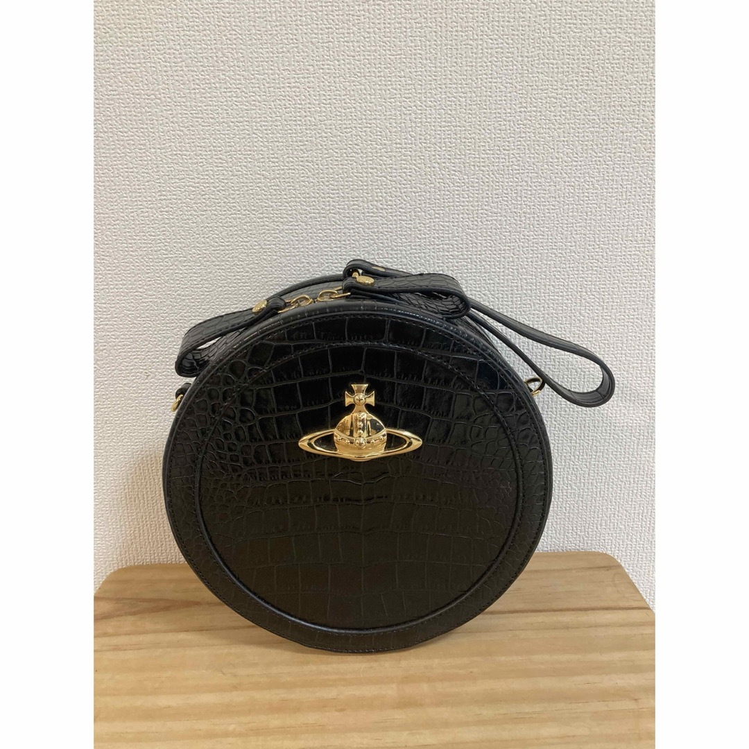 Vivienne Westwood(ヴィヴィアンウエストウッド)のヴィヴィアンウエストウッド ショルダーバッグ 丸型 ブラック　ゴールドオーブ レディースのバッグ(ショルダーバッグ)の商品写真