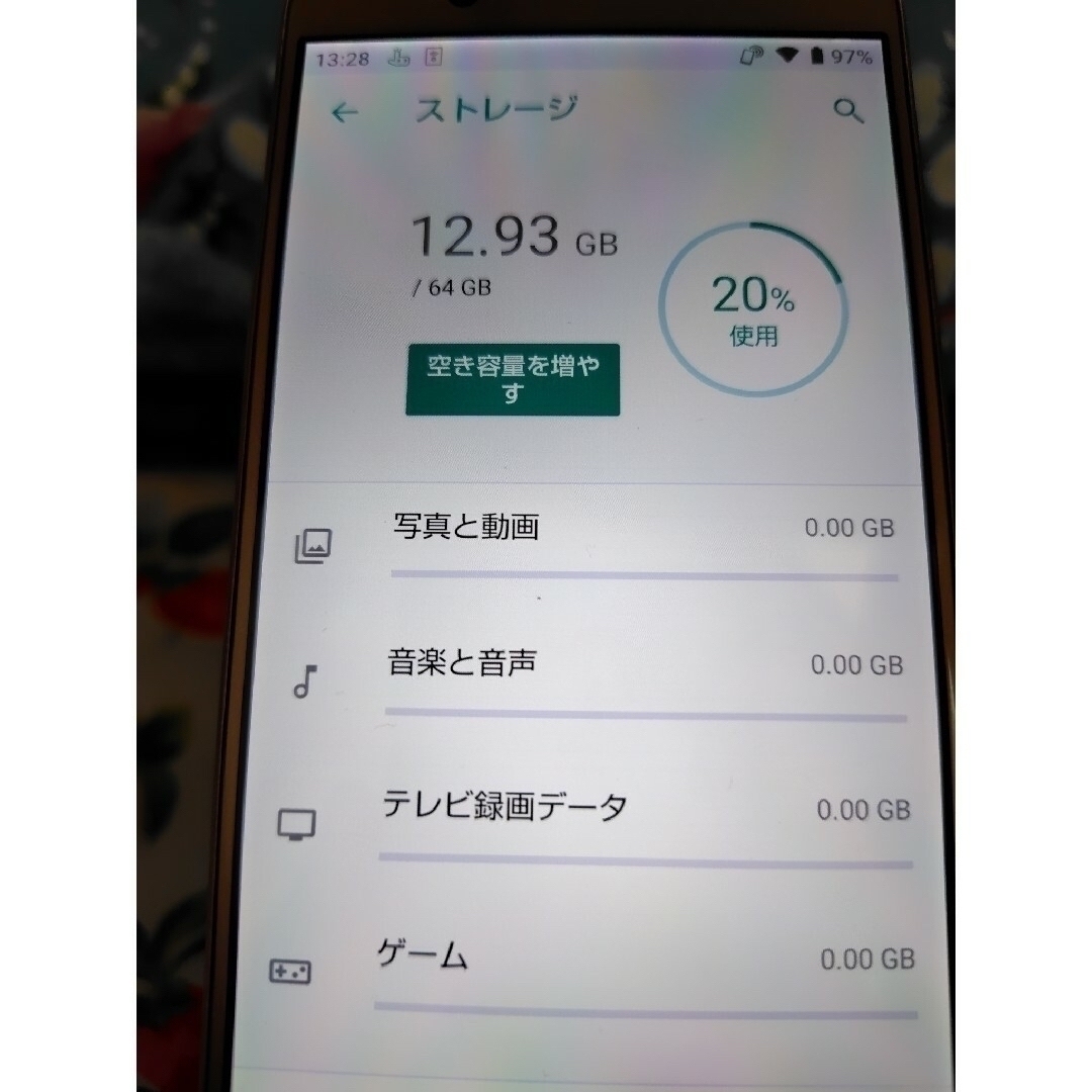 [中古]　シャープ　SHV39 SIMロック解除済み　ライトゴールド 64 GB スマホ/家電/カメラのスマートフォン/携帯電話(スマートフォン本体)の商品写真