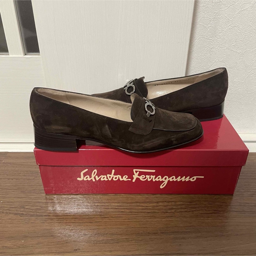 Salvatore Ferragamo(サルヴァトーレフェラガモ)の美品 Ferragamo フェラガモ ダブルガンチーニ ローファー23.5cm レディースの靴/シューズ(ローファー/革靴)の商品写真