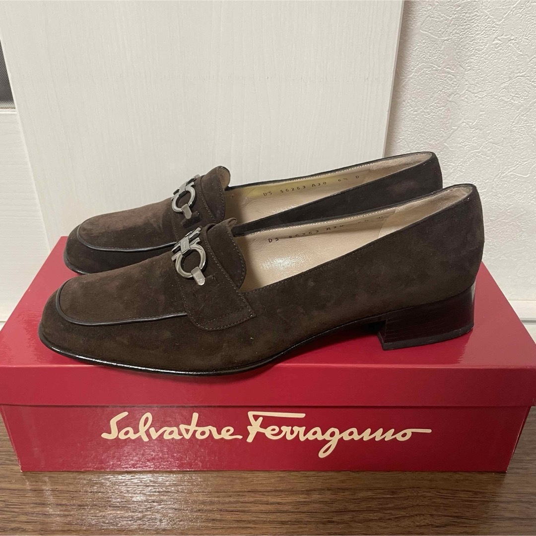 Salvatore Ferragamo(サルヴァトーレフェラガモ)の美品 Ferragamo フェラガモ ダブルガンチーニ ローファー23.5cm レディースの靴/シューズ(ローファー/革靴)の商品写真