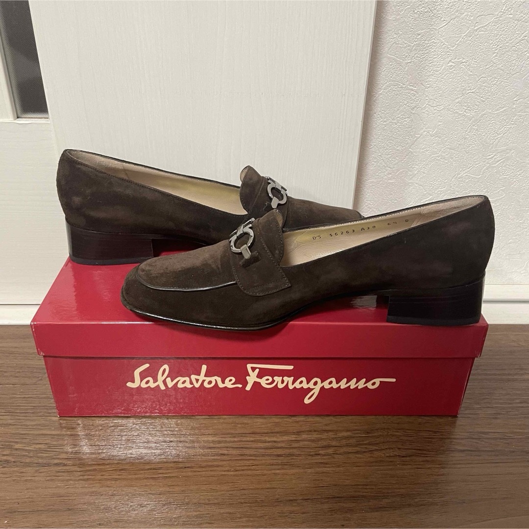 Salvatore Ferragamo(サルヴァトーレフェラガモ)の美品 Ferragamo フェラガモ ダブルガンチーニ ローファー23.5cm レディースの靴/シューズ(ローファー/革靴)の商品写真