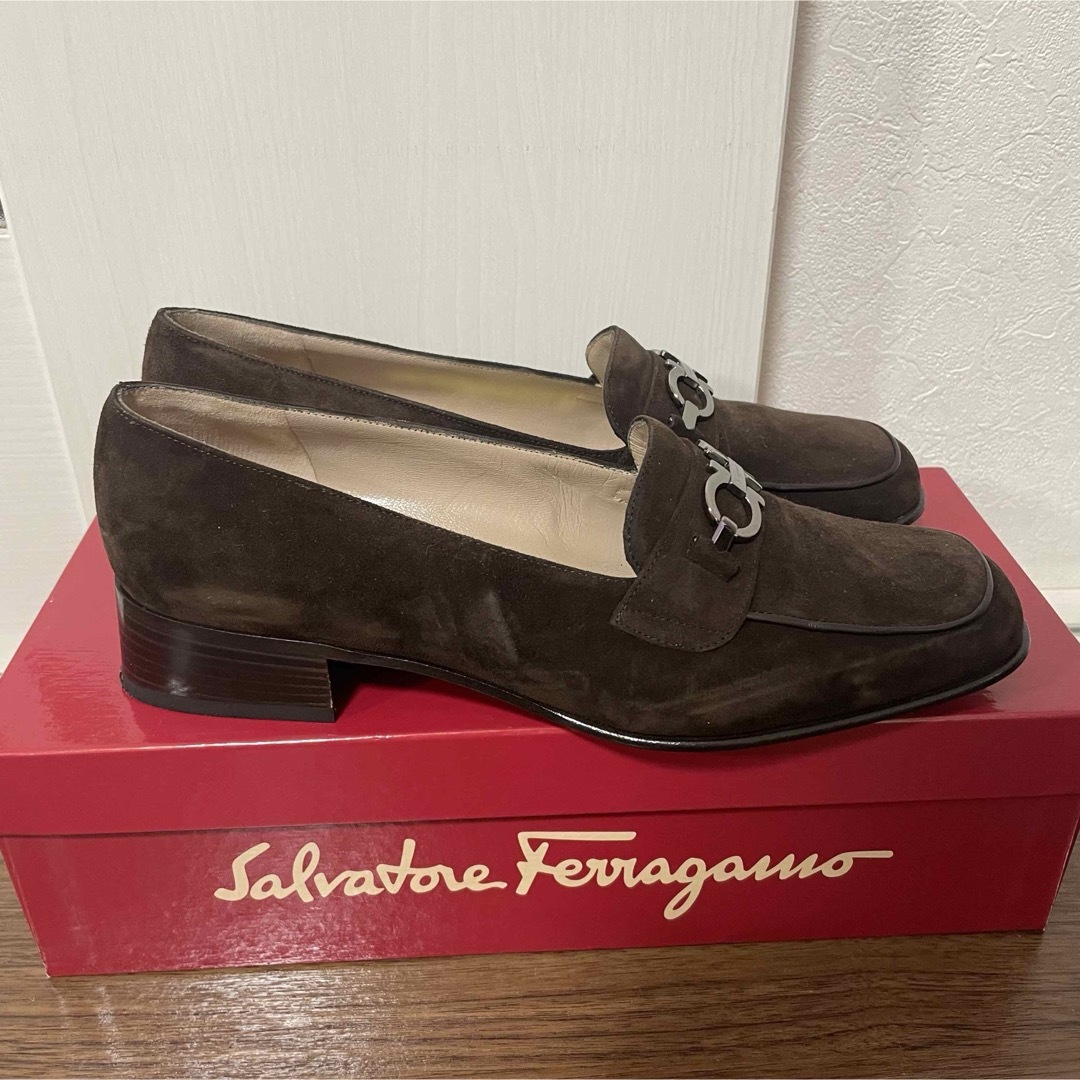 Salvatore Ferragamo(サルヴァトーレフェラガモ)の美品 Ferragamo フェラガモ ダブルガンチーニ ローファー23.5cm レディースの靴/シューズ(ローファー/革靴)の商品写真