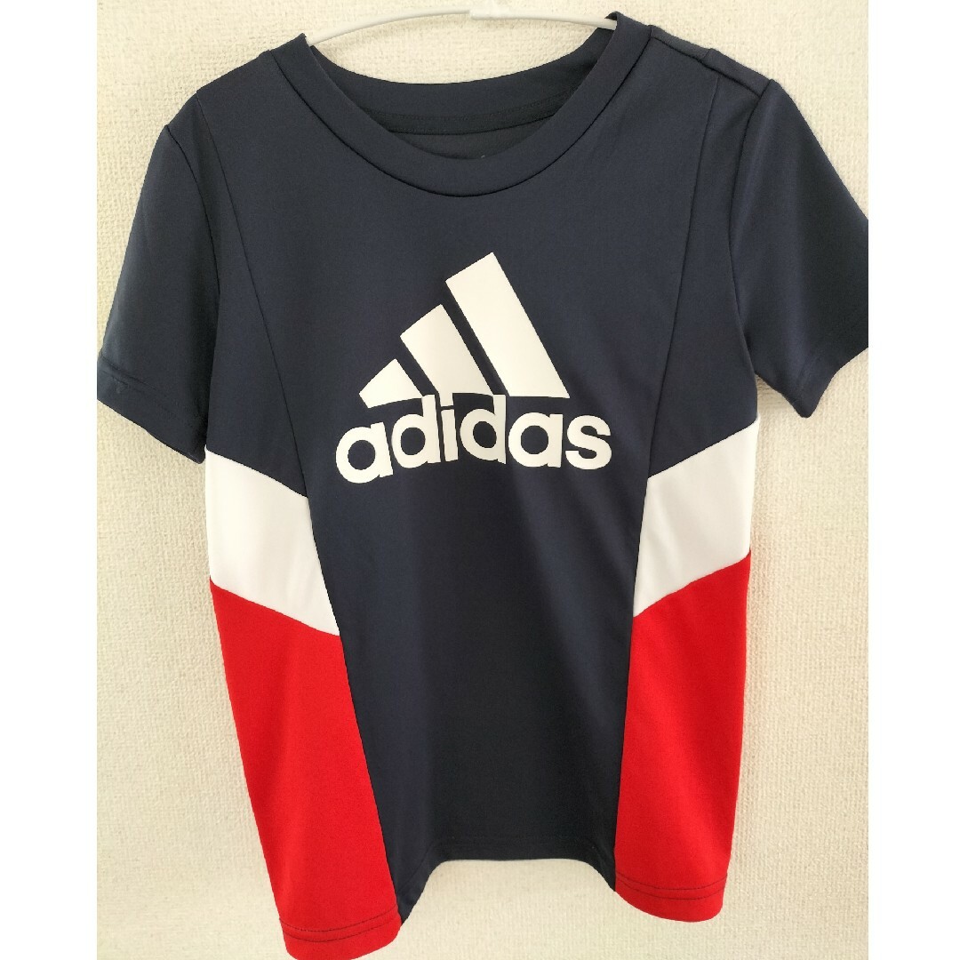 adidas(アディダス)のadidasTシャツ【１３０cm】 キッズ/ベビー/マタニティのキッズ服男の子用(90cm~)(Tシャツ/カットソー)の商品写真