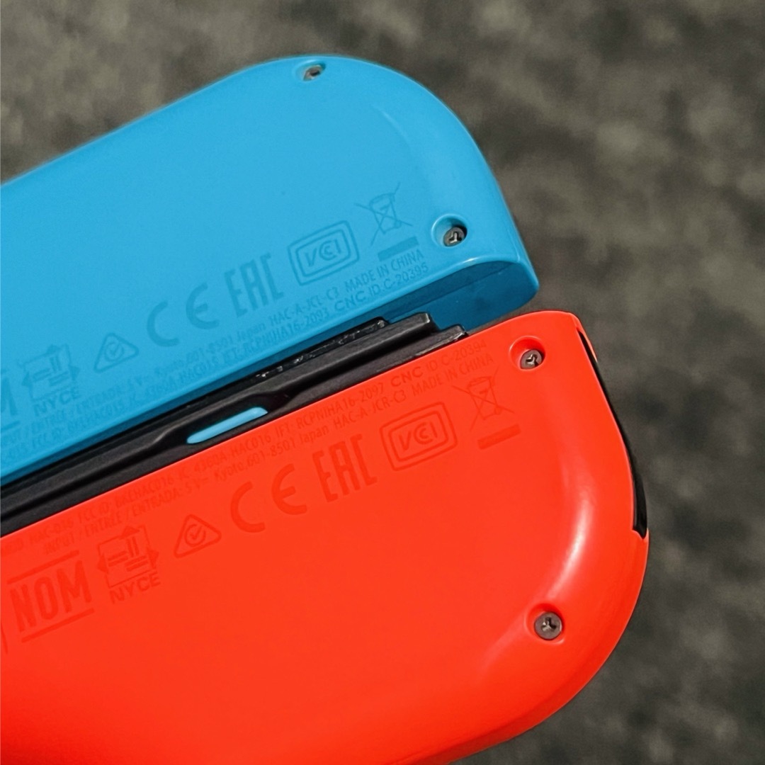 Nintendo Switch(ニンテンドースイッチ)のNintendo JOY-CON (L)/(R) ネオンブルー/ネオンレッド エンタメ/ホビーのゲームソフト/ゲーム機本体(その他)の商品写真