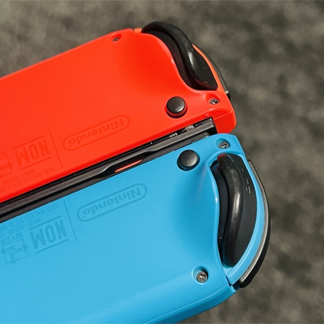 Nintendo Switch(ニンテンドースイッチ)のNintendo JOY-CON (L)/(R) ネオンブルー/ネオンレッド エンタメ/ホビーのゲームソフト/ゲーム機本体(その他)の商品写真