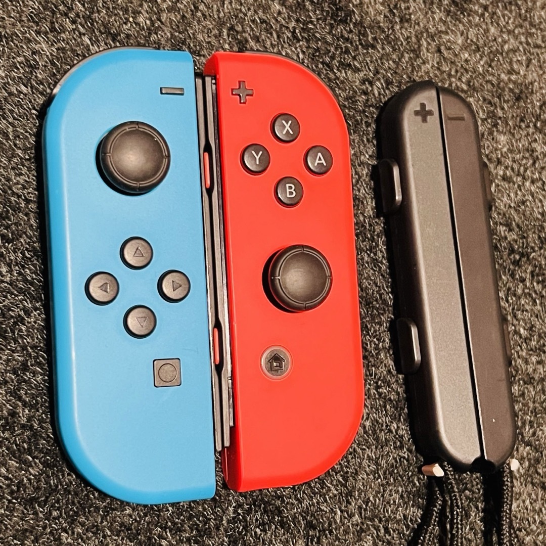 Nintendo Switch(ニンテンドースイッチ)のNintendo JOY-CON (L)/(R) ネオンブルー/ネオンレッド エンタメ/ホビーのゲームソフト/ゲーム機本体(その他)の商品写真