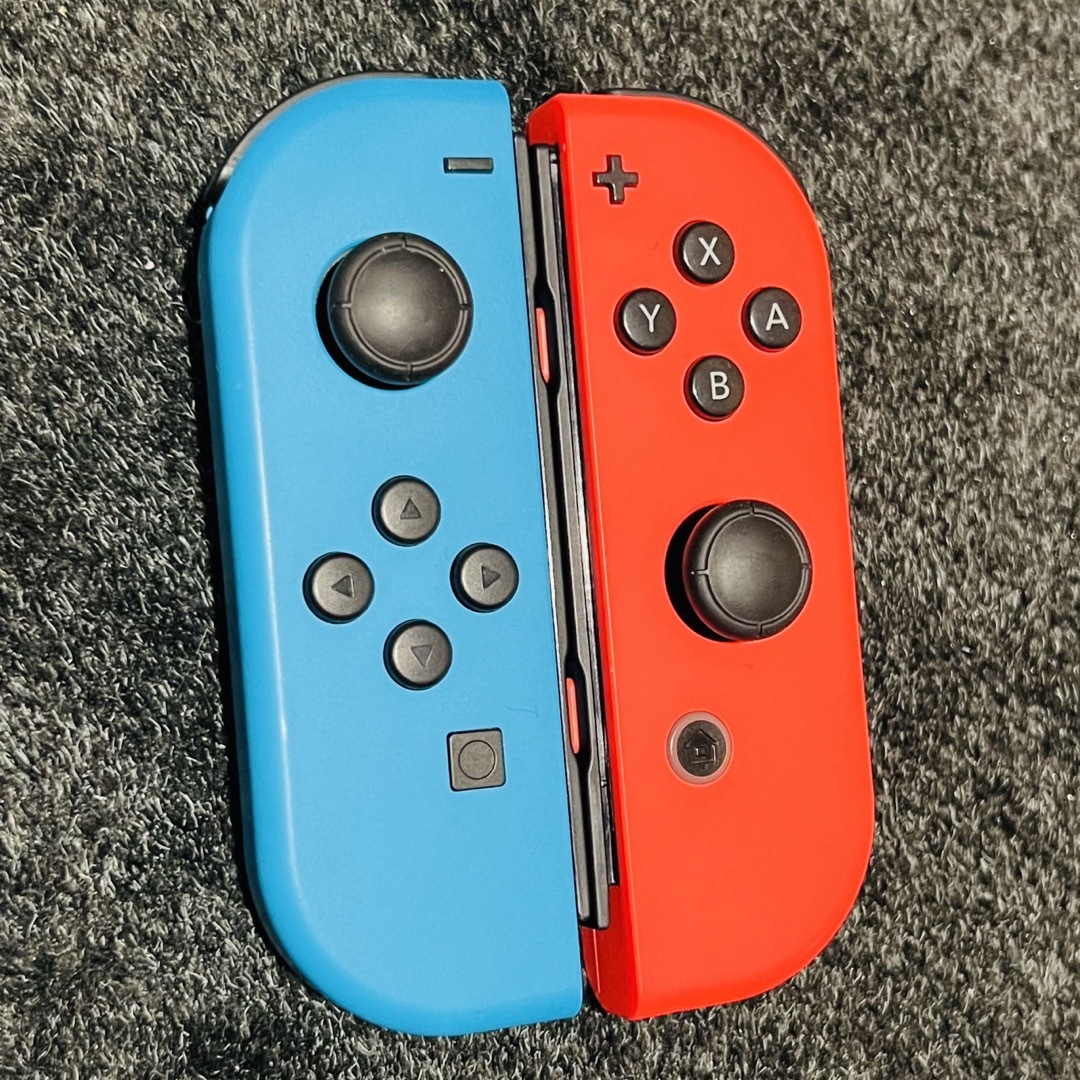 Nintendo Switch(ニンテンドースイッチ)のNintendo JOY-CON (L)/(R) ネオンブルー/ネオンレッド エンタメ/ホビーのゲームソフト/ゲーム機本体(その他)の商品写真