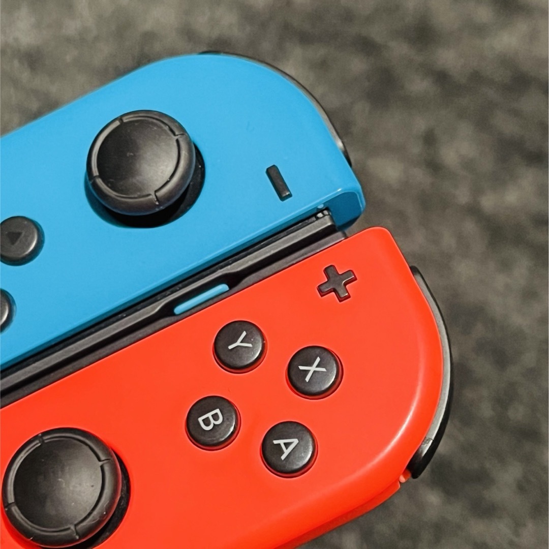 Nintendo Switch(ニンテンドースイッチ)のNintendo JOY-CON (L)/(R) ネオンブルー/ネオンレッド エンタメ/ホビーのゲームソフト/ゲーム機本体(その他)の商品写真