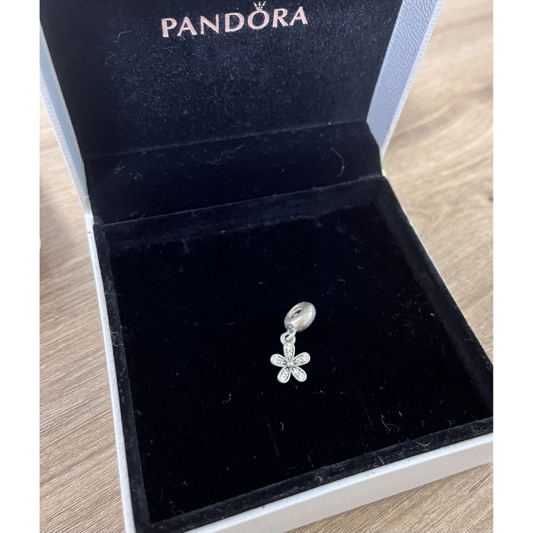 PANDORA(パンドラ)のパンドラ　チャーム　花 レディースのアクセサリー(チャーム)の商品写真