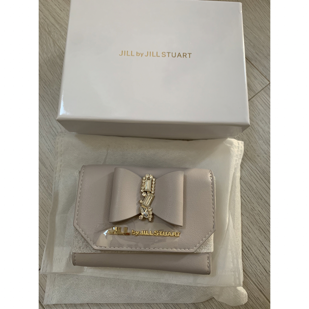 JILL by JILLSTUART(ジルバイジルスチュアート)のジルバイジルスチュアート　リボンビジューウォレットシリーズ ミニ財布　グレー レディースのファッション小物(財布)の商品写真