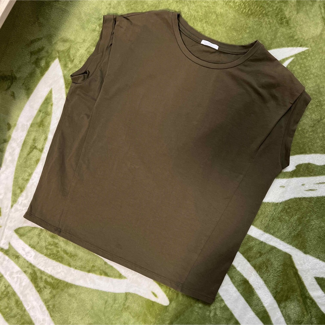 URBAN RESEARCH(アーバンリサーチ)のアーバンリサーチ　トップス　ノースリーブ　カーキ色　フリーサイズ レディースのトップス(Tシャツ(半袖/袖なし))の商品写真