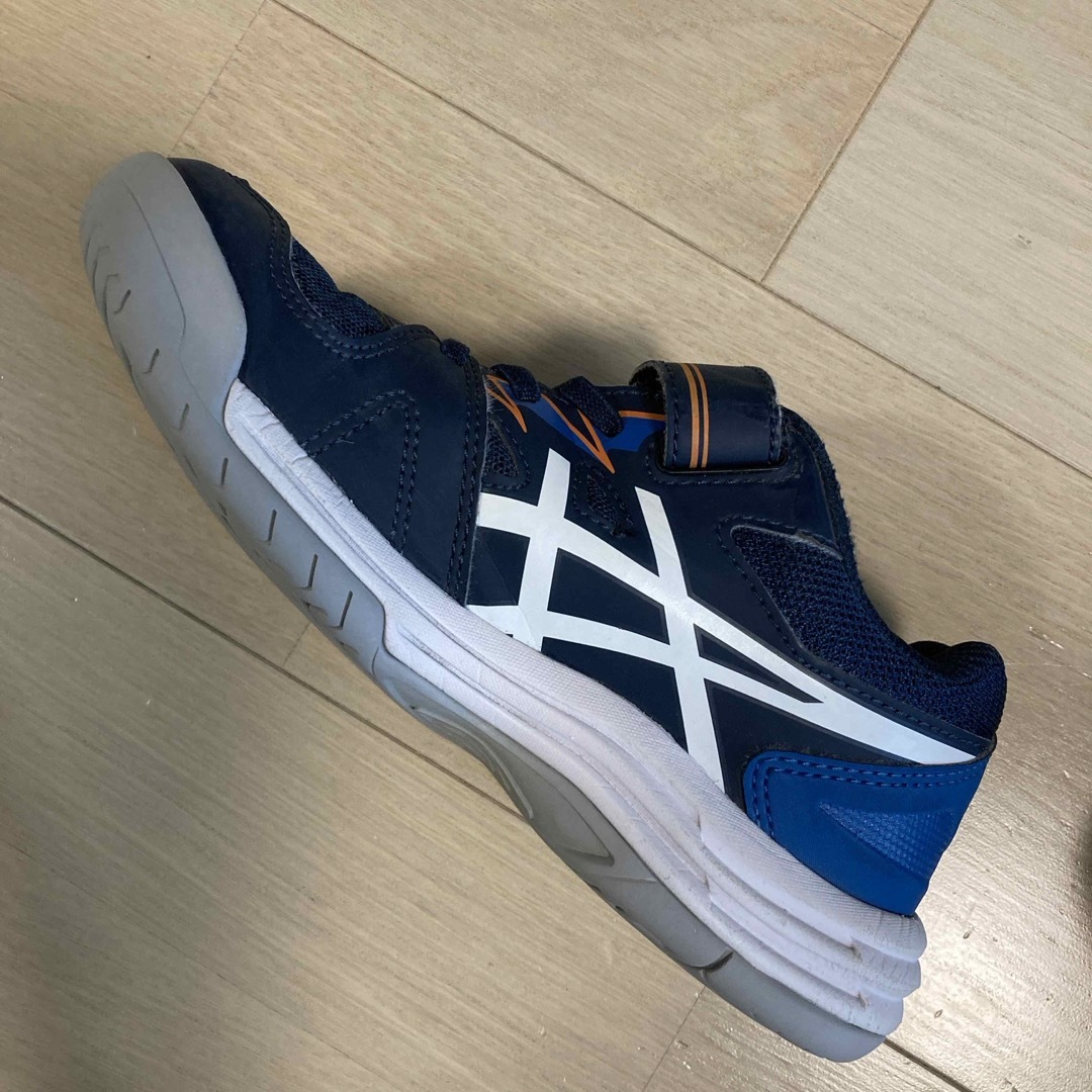 asics(アシックス)のジュニアテニスシューズ　asics 21cm スポーツ/アウトドアのテニス(シューズ)の商品写真