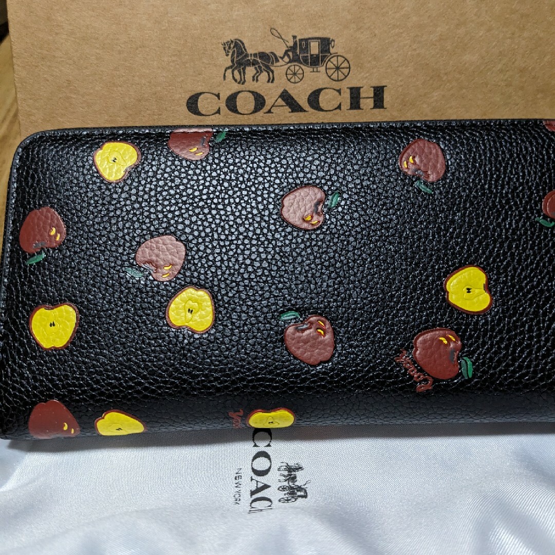 COACH(コーチ)のCOACH 長財布　ラウンドファスナー　りんご黒 レディースのファッション小物(財布)の商品写真