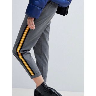 Bershka イエローサイドストライプ　パンツ