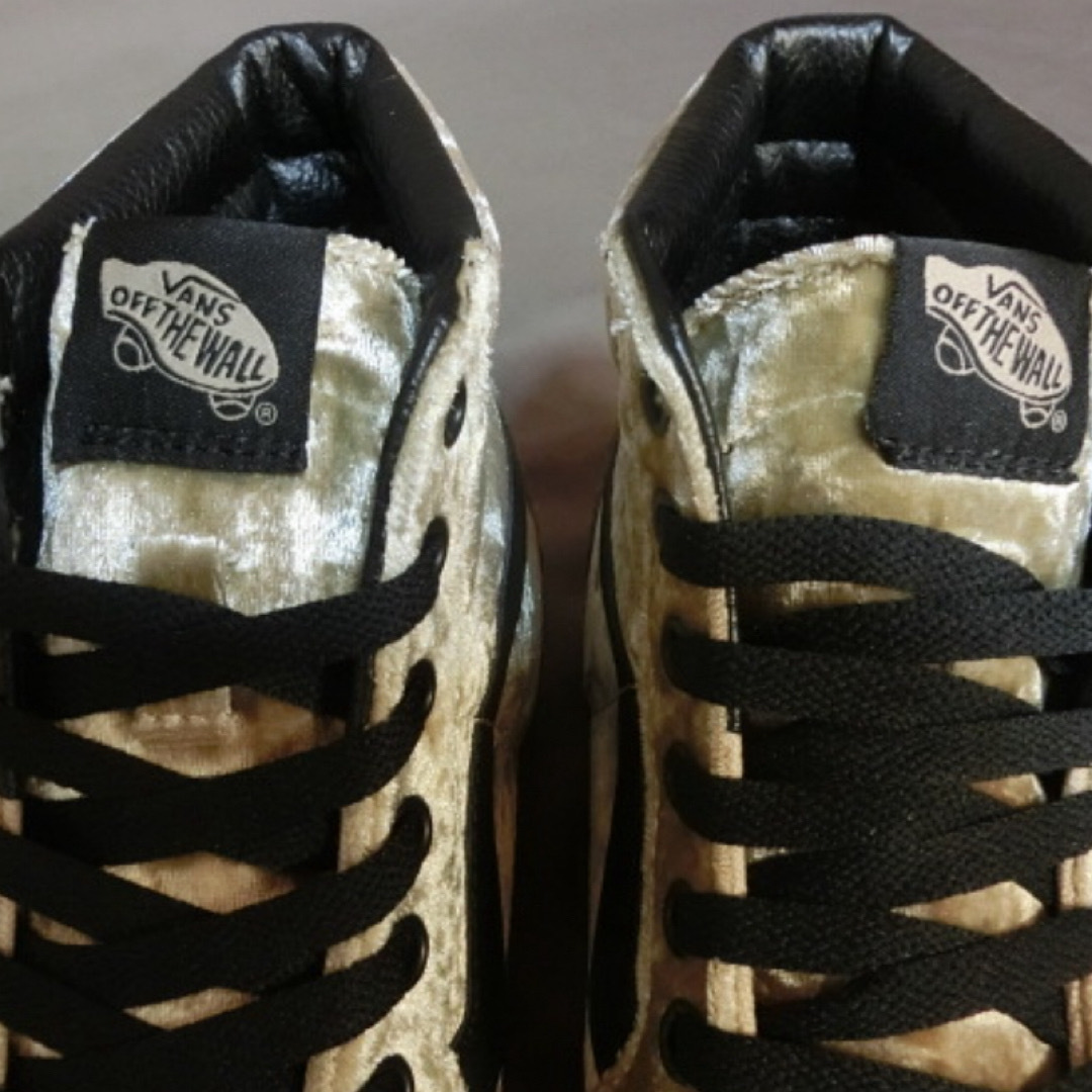 VANS(ヴァンズ)のOFF THE WALL GOLD系ベルベットVans SK8-Hi レディースの靴/シューズ(スニーカー)の商品写真