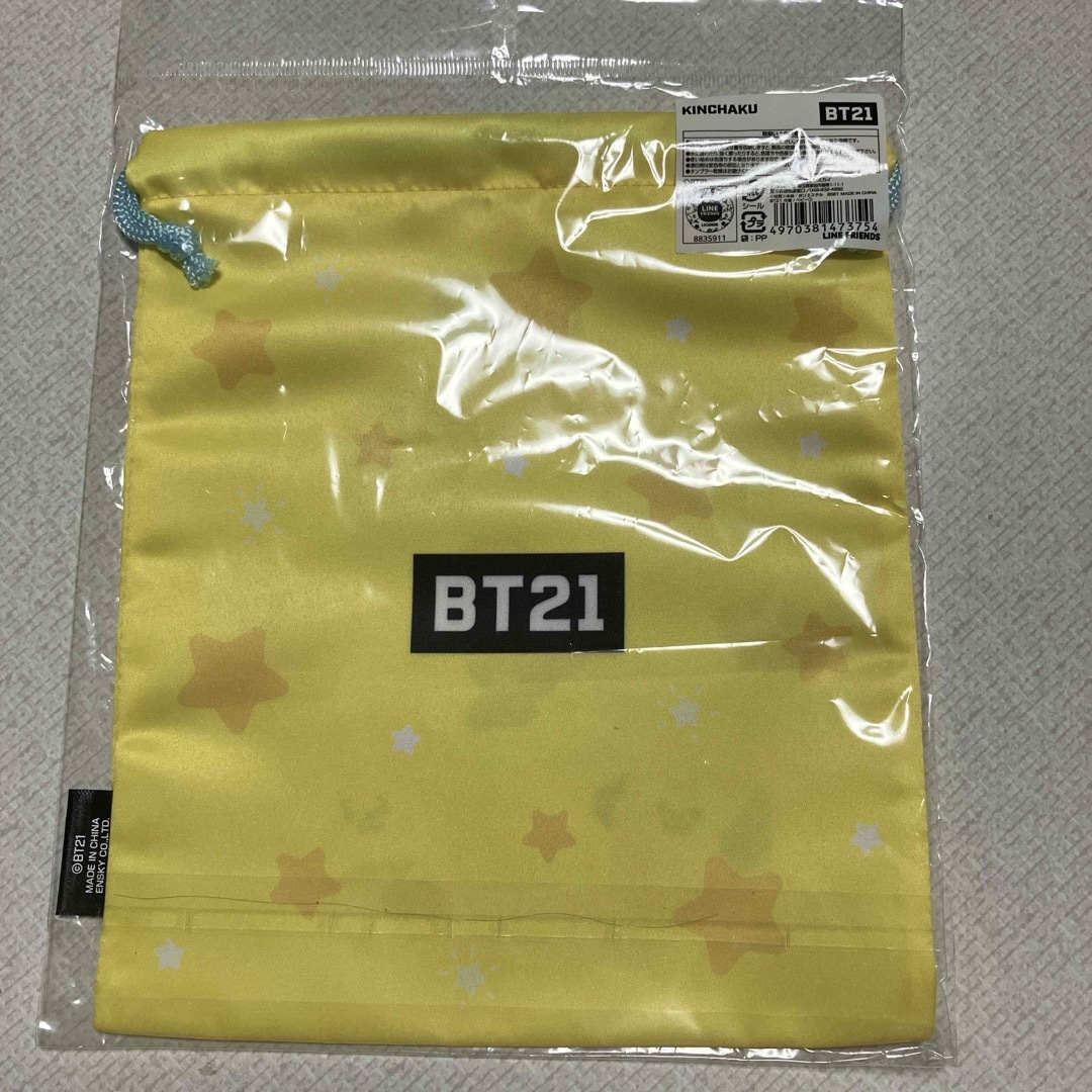 BT21(ビーティーイシビル)の BT21巾着  サイズ縦24センチ、横20センチ エンタメ/ホビーのタレントグッズ(アイドルグッズ)の商品写真