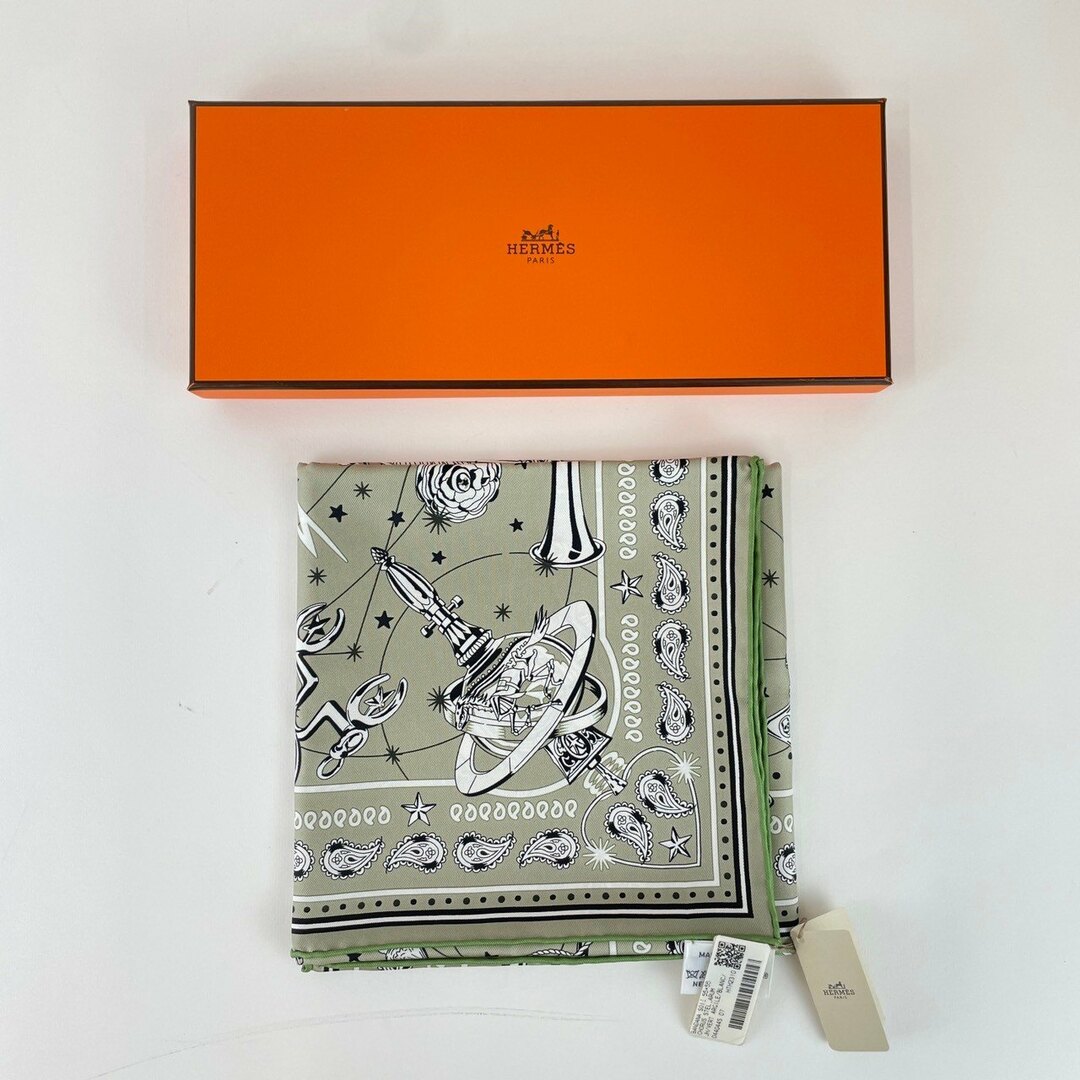 Hermes(エルメス)の新品 HERMES エルメス スカーフ バンダナ55 コーラス・ステラルム ヴェールアルジル レディースのファッション小物(バンダナ/スカーフ)の商品写真