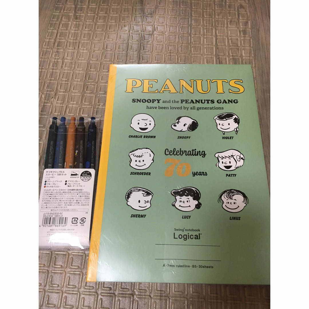 PEANUTS(ピーナッツ)の新品　スヌーピー  ピーナッツ　サラサ　ボールペン5本　70周年　ノート5冊 インテリア/住まい/日用品の文房具(ノート/メモ帳/ふせん)の商品写真