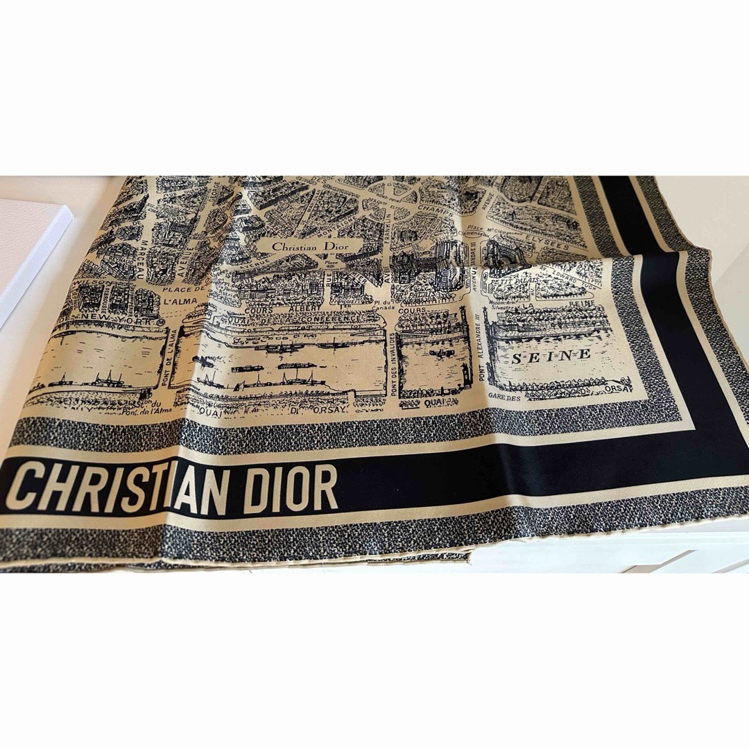 Christian Dior(クリスチャンディオール)のDior スクエアスカーフ 90×90 Plan de Paris ベージュ レディースのファッション小物(バンダナ/スカーフ)の商品写真