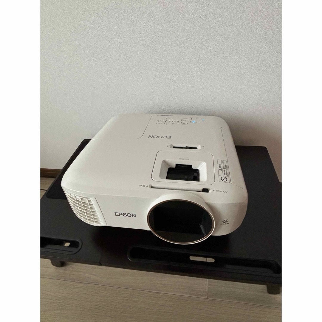 EHTW5650 EPSON プロジェクター　スクリーン付 スマホ/家電/カメラのテレビ/映像機器(プロジェクター)の商品写真