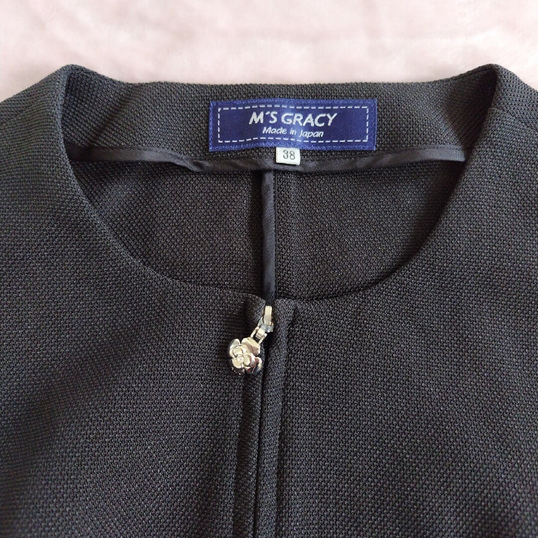 M'S GRACY(エムズグレイシー)のエムズグレイシー ジャケット カメリア　ジップ ノーカラー 38　ブラック　黒 レディースのジャケット/アウター(ブルゾン)の商品写真