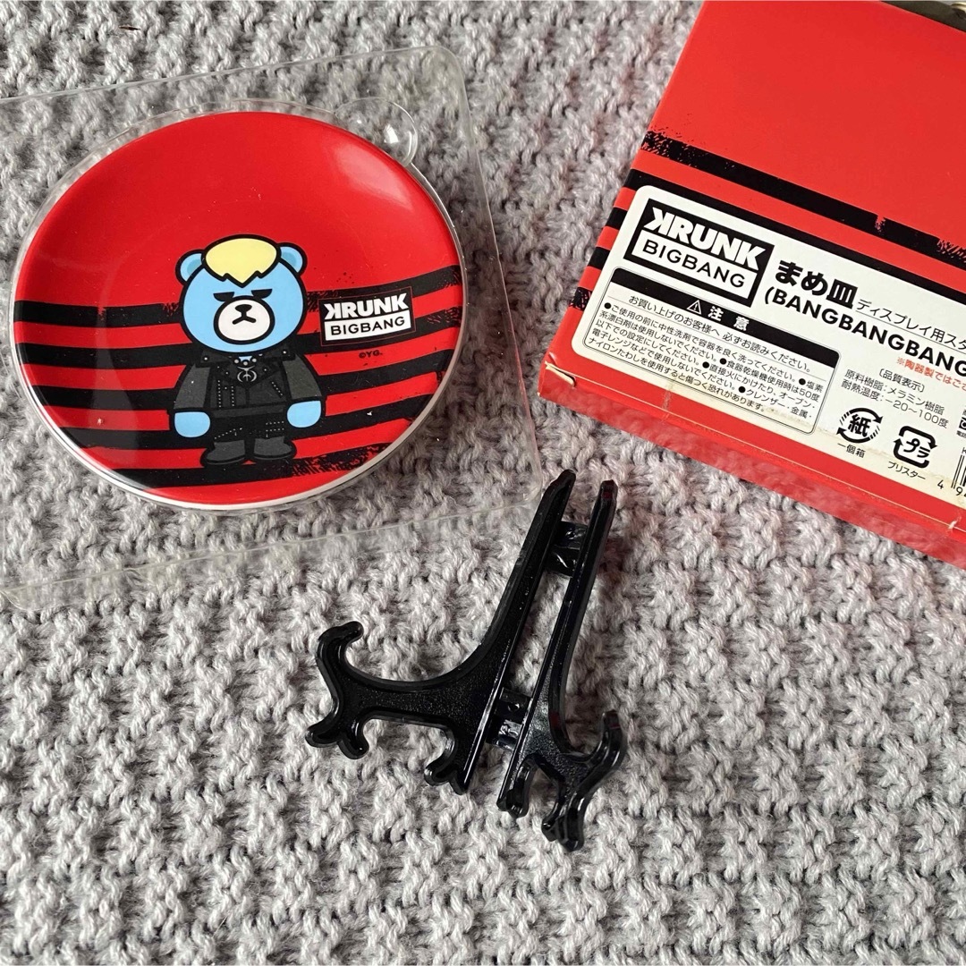 BIGBANG(ビッグバン)のBIGBANG まめ皿　スタンド付き　インテリア　ディスプレイ エンタメ/ホビーのおもちゃ/ぬいぐるみ(キャラクターグッズ)の商品写真