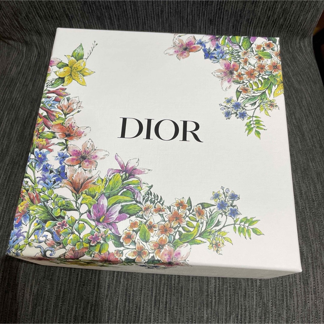 Dior(ディオール)のDior ディオールの空箱　限定品 インテリア/住まい/日用品のオフィス用品(ラッピング/包装)の商品写真