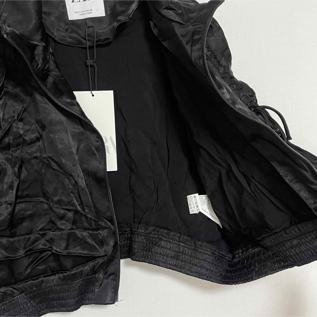 ZARA(ザラ)のZARA ザラ グロッシー クロップド ボンバージャケット ブラック Sサイズ レディースのジャケット/アウター(ブルゾン)の商品写真