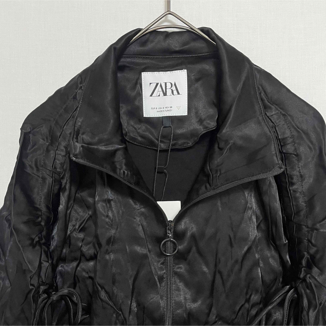 ZARA(ザラ)のZARA ザラ グロッシー クロップド ボンバージャケット ブラック Sサイズ レディースのジャケット/アウター(ブルゾン)の商品写真