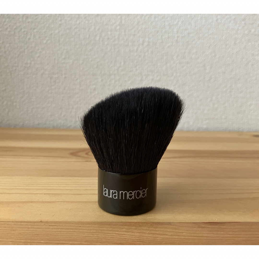 laura mercier(ローラメルシエ)のlaura mercier ローラメルシエ フェイスブラシ パウダーブラシ コスメ/美容のメイク道具/ケアグッズ(ブラシ・チップ)の商品写真