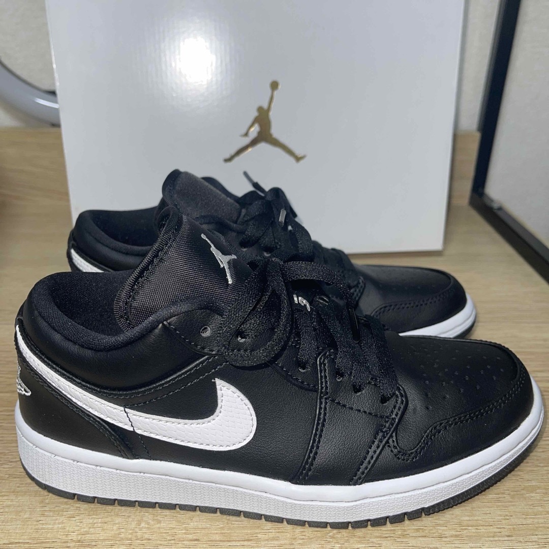 Jordan Brand（NIKE）(ジョーダン)のWMNS AIR JORDAN 1 LOW 23.5 レディースの靴/シューズ(スニーカー)の商品写真