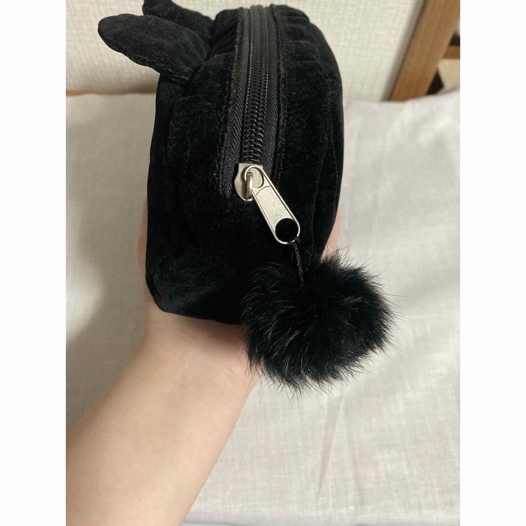 ねこ　ポーチ　黒猫　ファー　ふわふわ素材 レディースのファッション小物(ポーチ)の商品写真