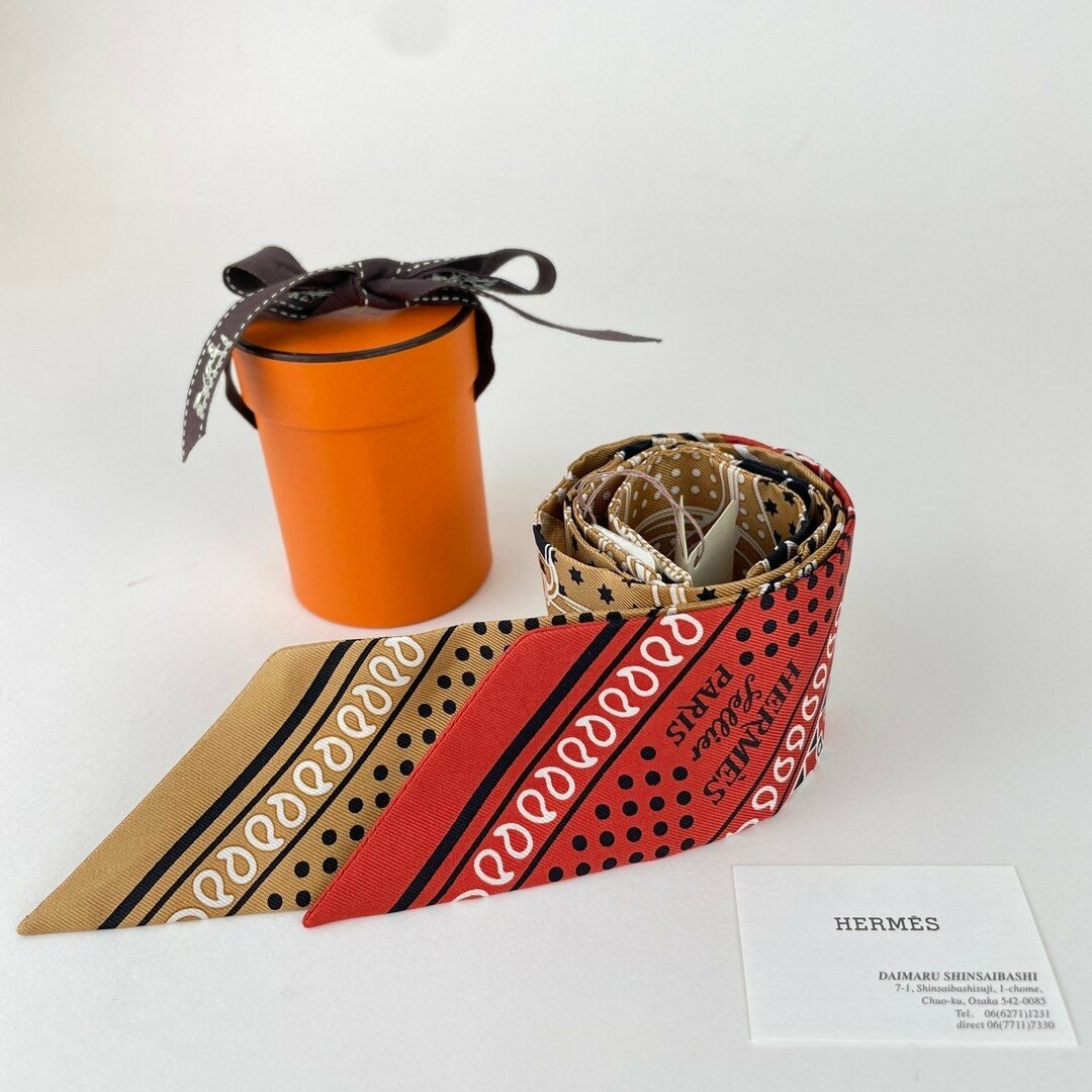 Hermes(エルメス)の新品 HERMES エルメス Twilly Eperon d'Or Bandana ツイリー エプロン・ドール・バンダナ シルクツイル スカーフ レディースのファッション小物(バンダナ/スカーフ)の商品写真