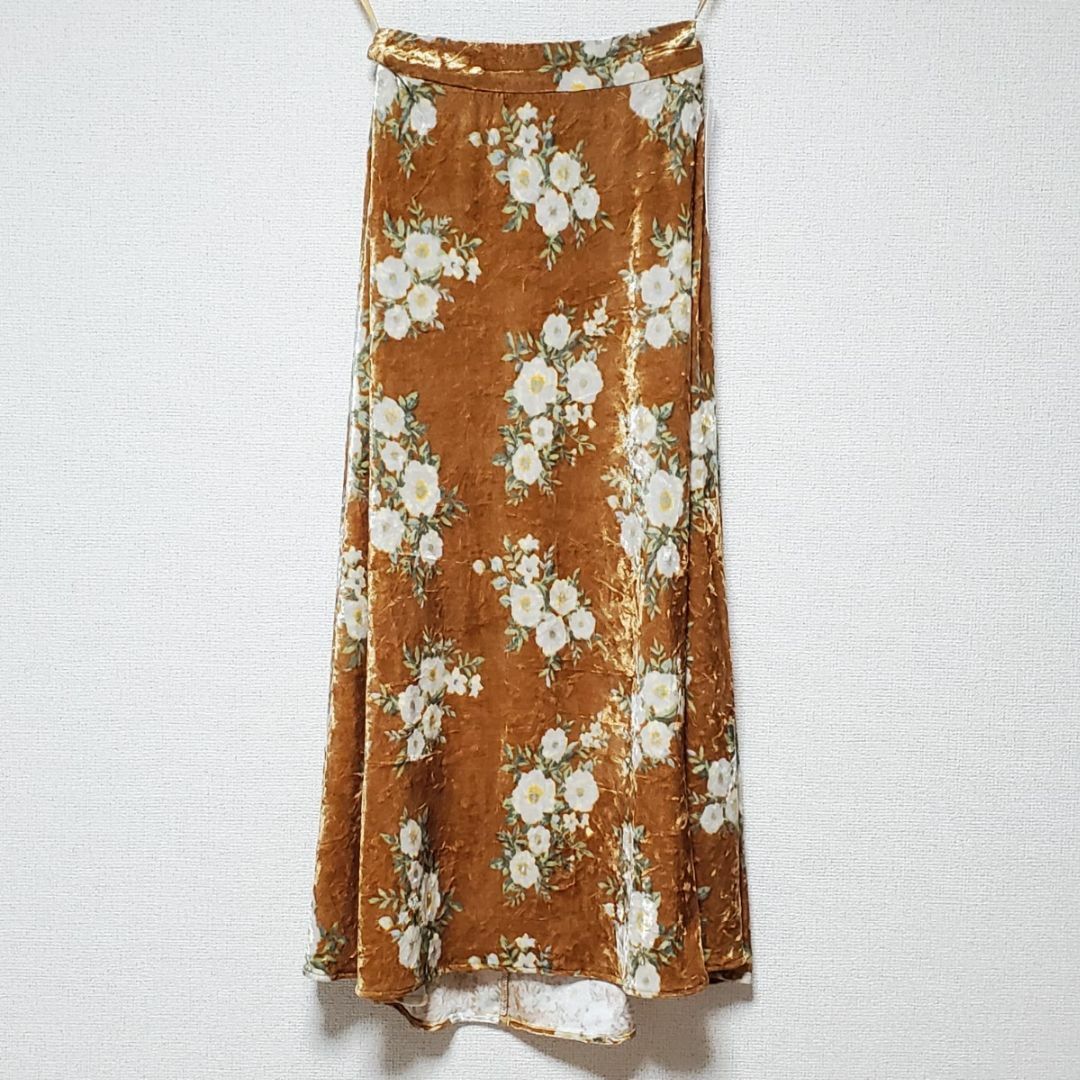 GU(ジーユー)のGU ジーユー クラッシュベロア フレアスカート（フラワー） 34BROWN サ レディースのスカート(ロングスカート)の商品写真