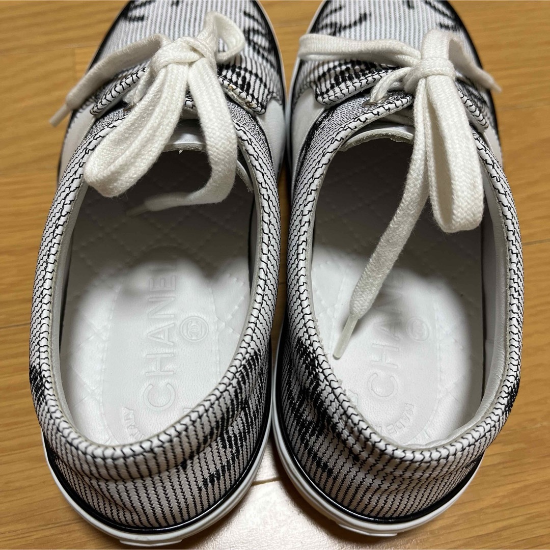 CHANEL(シャネル)のChanel 2018 ホワイト×ブラック 刺繍ロゴ レザースニーカー 35 レディースの靴/シューズ(スニーカー)の商品写真