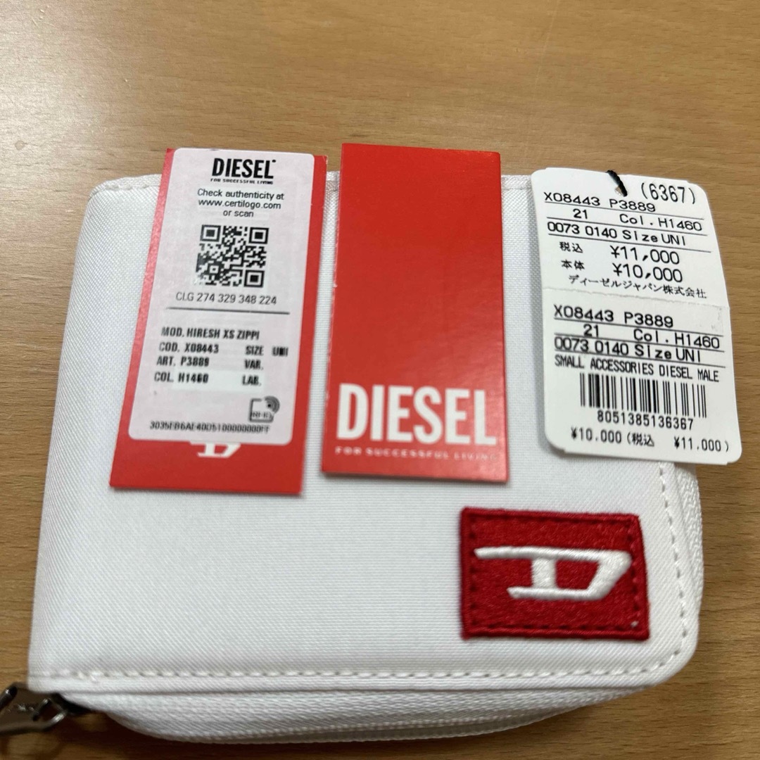 DIESEL(ディーゼル)の新品　DIESELディーゼル ラウンドジップ 2つ折り財布 レッドDロゴ メンズのファッション小物(折り財布)の商品写真