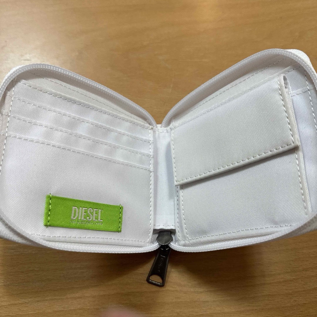 DIESEL(ディーゼル)の新品　DIESELディーゼル ラウンドジップ 2つ折り財布 レッドDロゴ メンズのファッション小物(折り財布)の商品写真