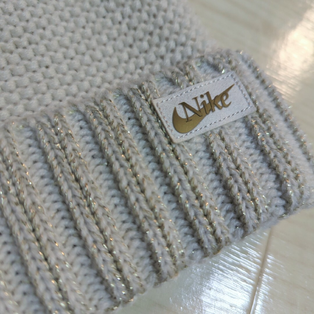 NIKE(ナイキ)の【NIKE】ナイキ ポンポン付き ビーニー ニット帽 アイボリー×ゴールド レディースの帽子(ニット帽/ビーニー)の商品写真