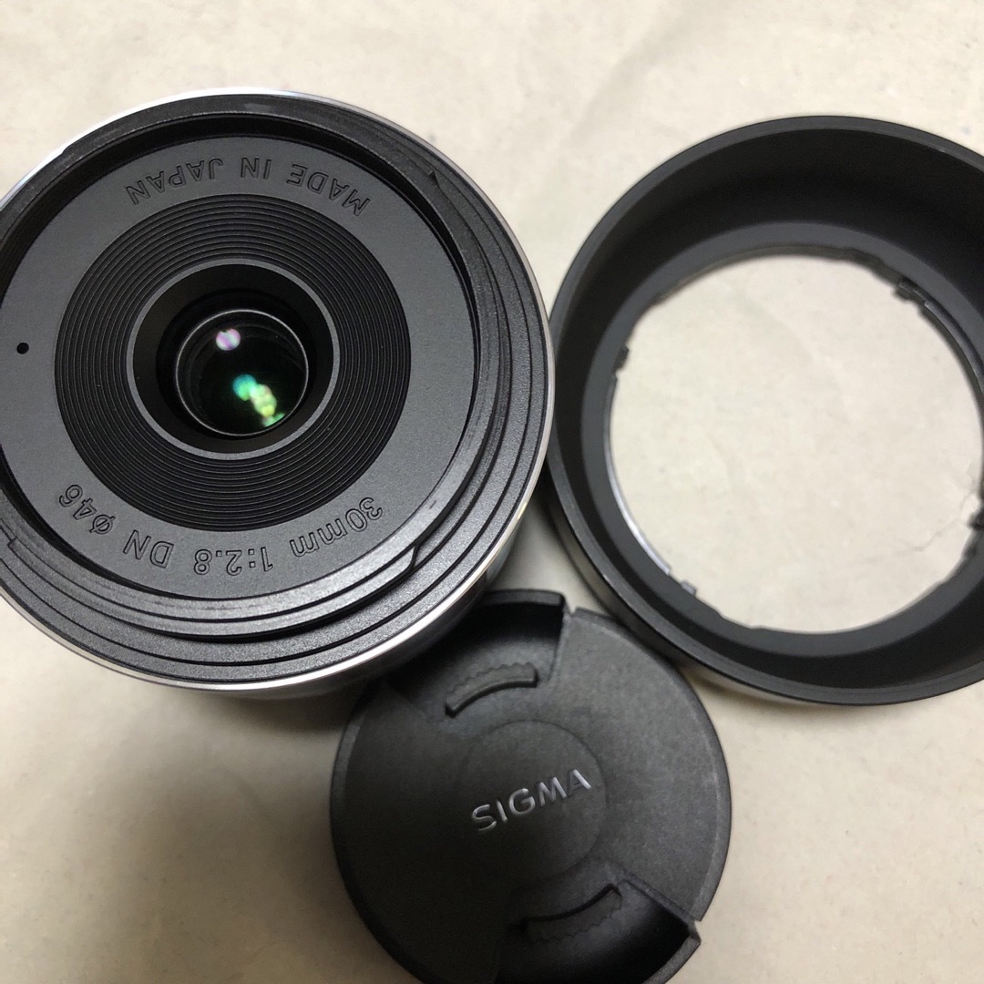 SIGMA(シグマ)のシグマ SIGMA 30mm F2.8 DN シルバー マイクロフォーサーズ用 スマホ/家電/カメラのカメラ(レンズ(単焦点))の商品写真