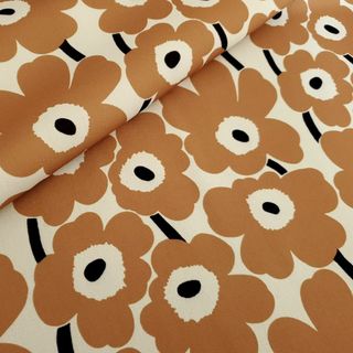 マリメッコ(marimekko)の綿ポリ混紡キャンバス生地　北欧風フラワー　マリメッコ柄風　茶　145×100㎝(生地/糸)