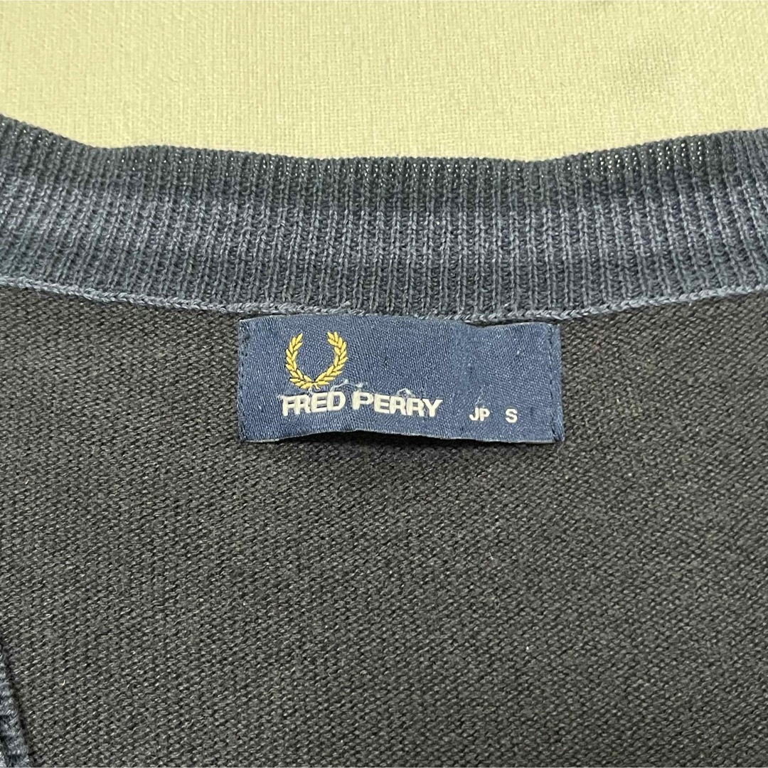 FRED PERRY(フレッドペリー)の【FRED PERRY】ハイゲージニット カーディガン ワンポイントロゴ 二枚襟 メンズのトップス(カーディガン)の商品写真