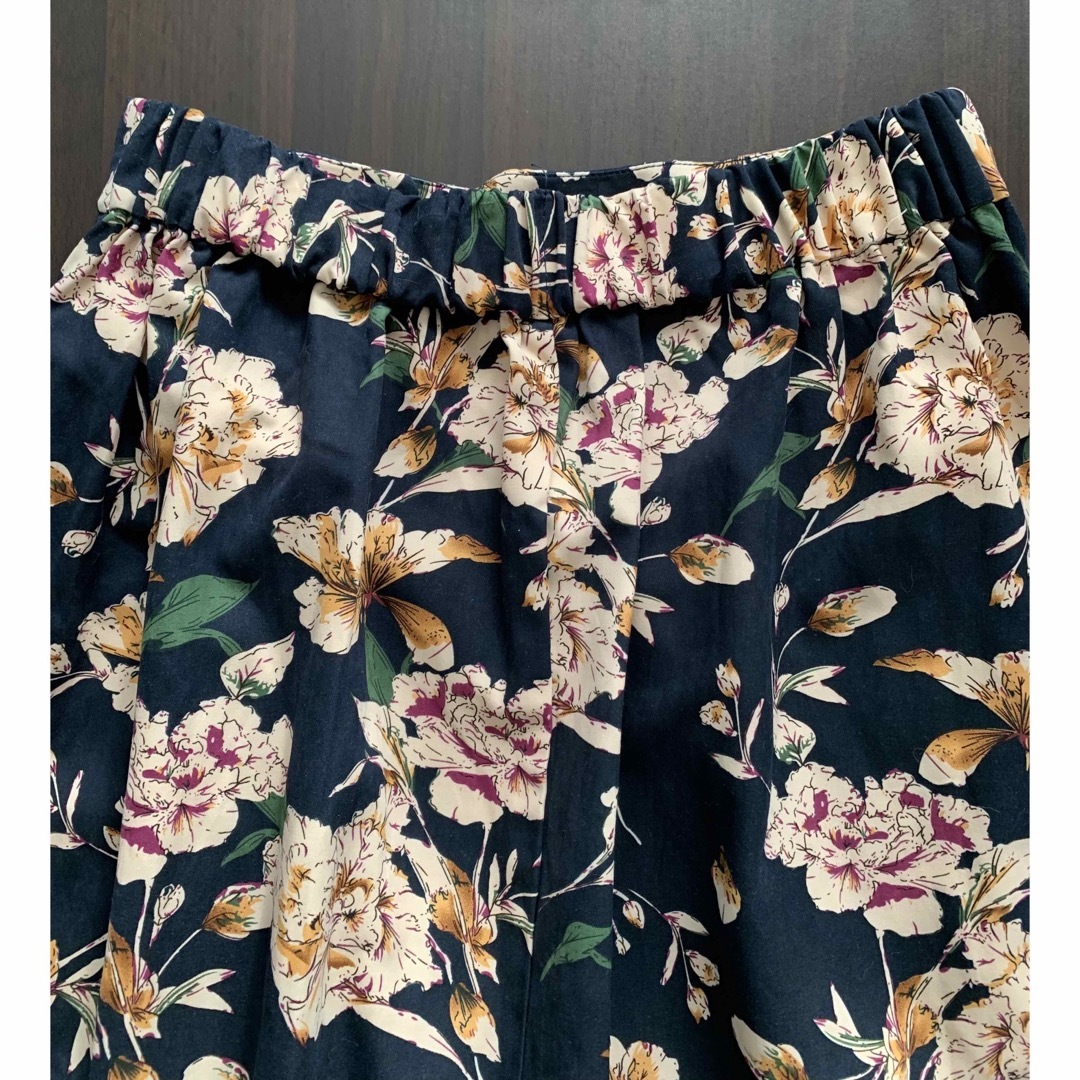 ViS(ヴィス)の★【vis color】フラワープリント　タックスカート　ネイビー系 レディースのスカート(ひざ丈スカート)の商品写真