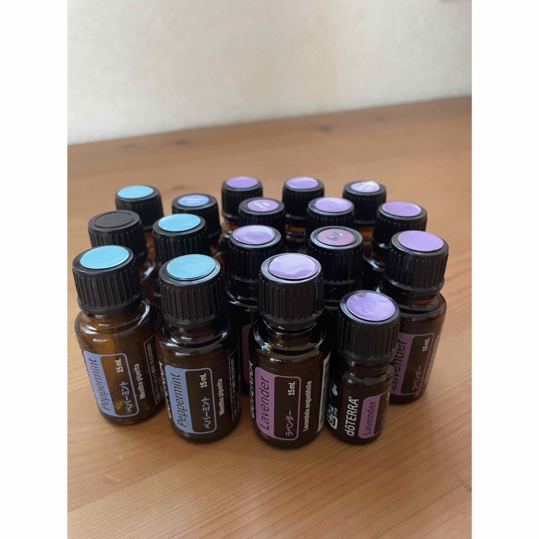 doTERRA(ドテラ)のドテラ　空き瓶　遮光瓶　合計40本 コスメ/美容のリラクゼーション(エッセンシャルオイル（精油）)の商品写真